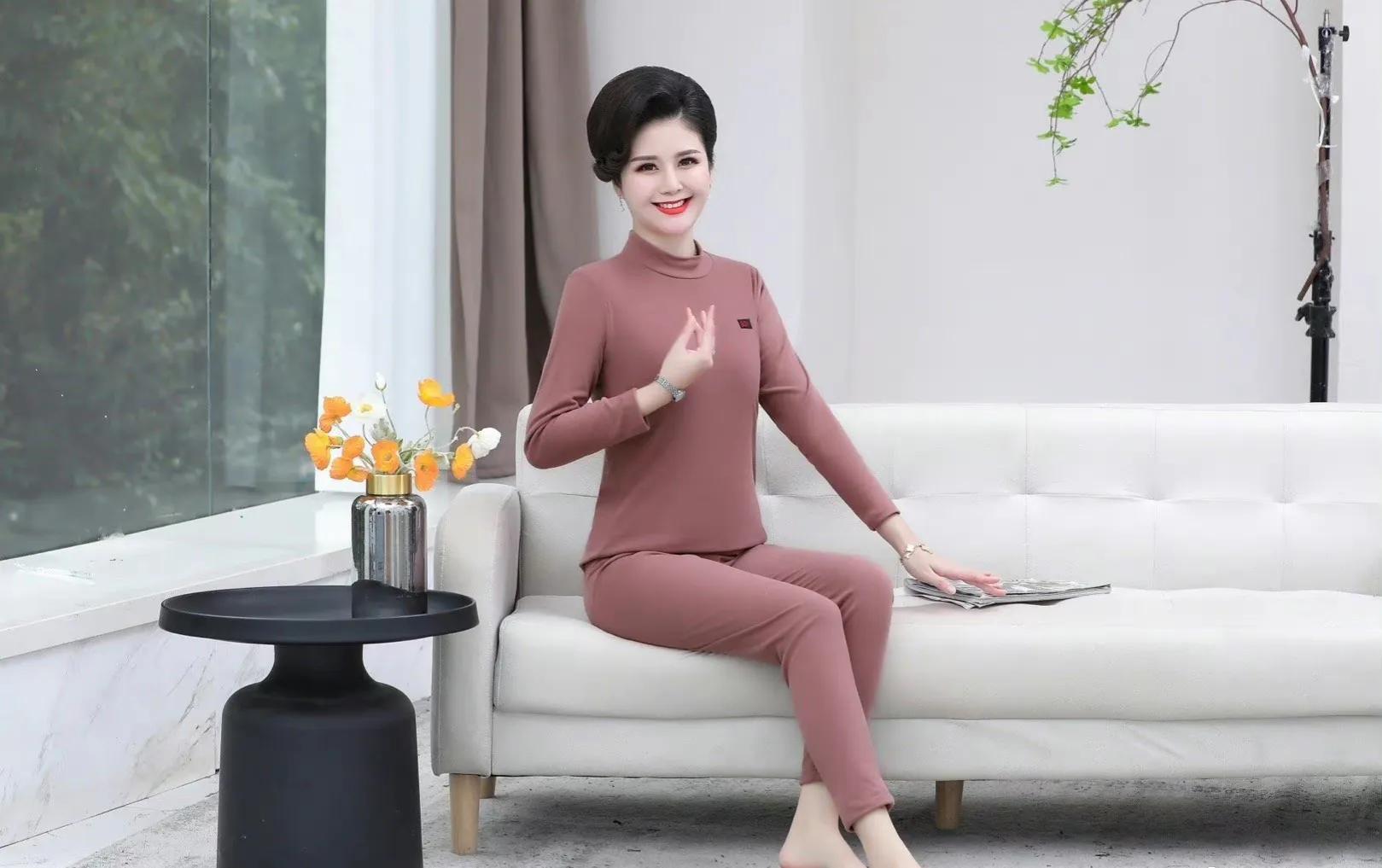 90后上班12年打扮大妈下班 (90后女子上班装扮成50岁大妈)