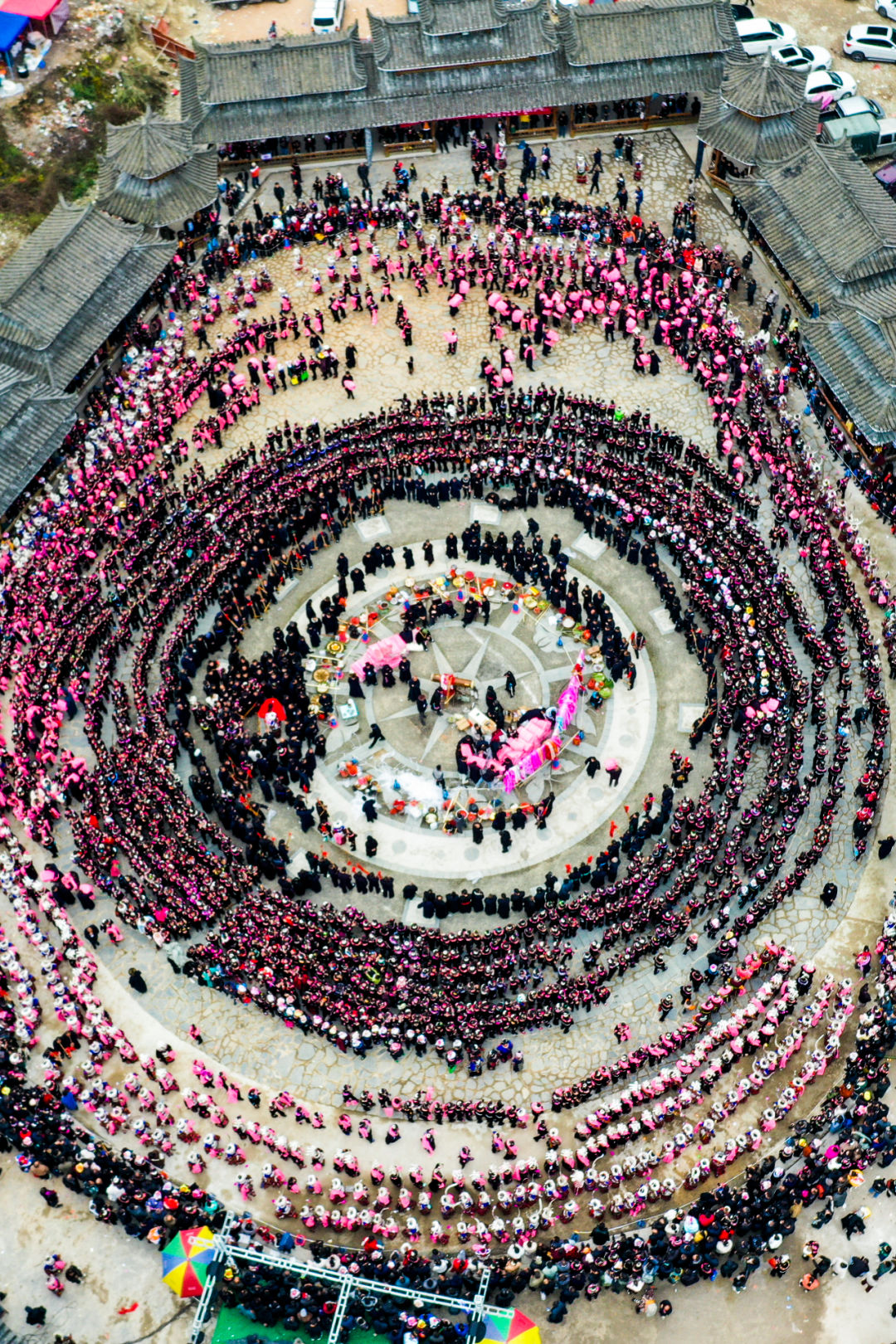 如何看懂中国第一山地省的多彩文化史诗？