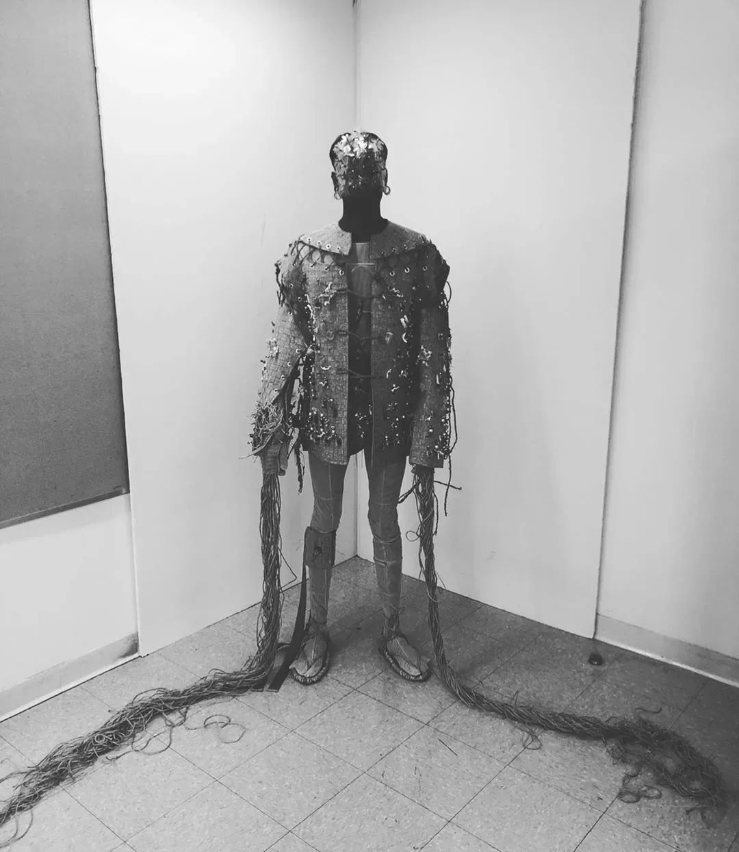 将鲜花封存,变成华服,玩转自然材料的日本设计师