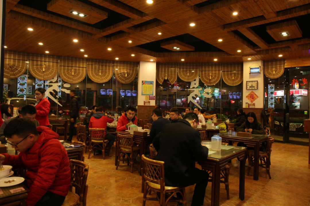 13年,北京军官自封少将,娶俩老婆敛财380万,因一照片暴露身份