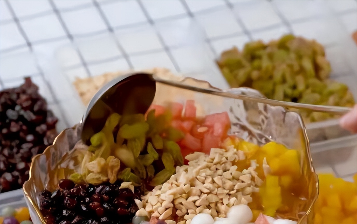 摆摊卖冰粉挣了二十万,女大学生初次摆摊卖冰粉