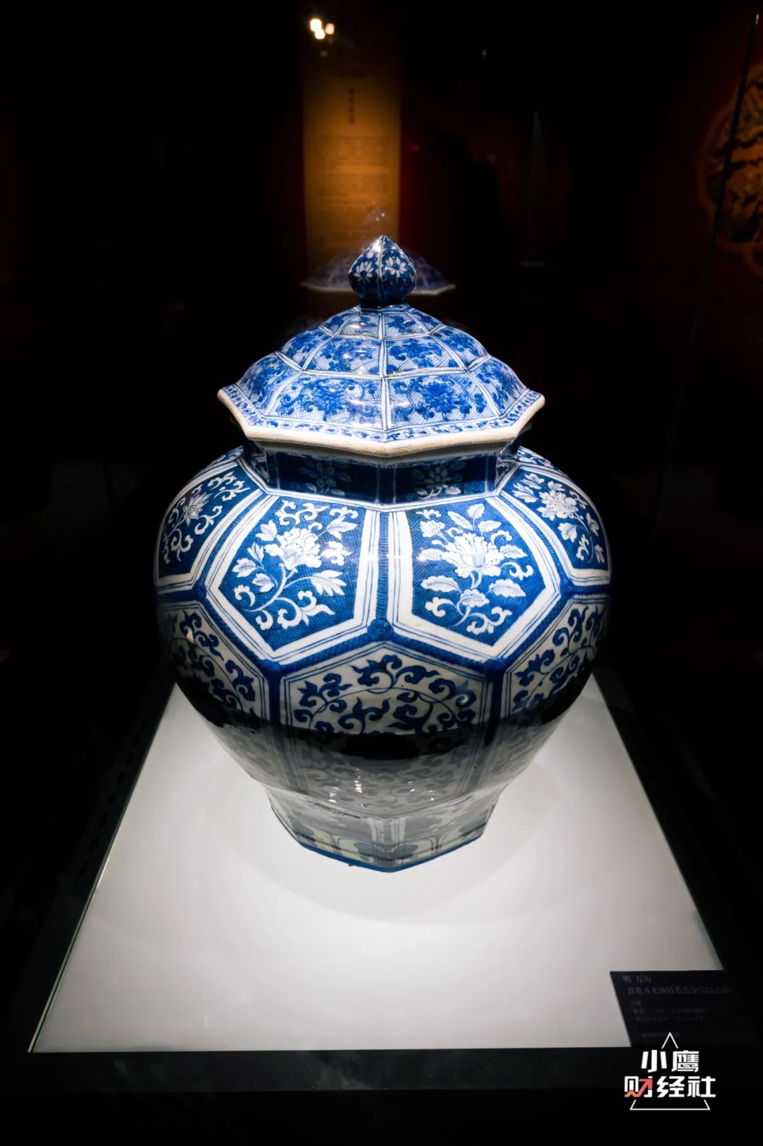 景德镇所有的东西都跟瓷器有关系,景德镇的陶瓷在窑里