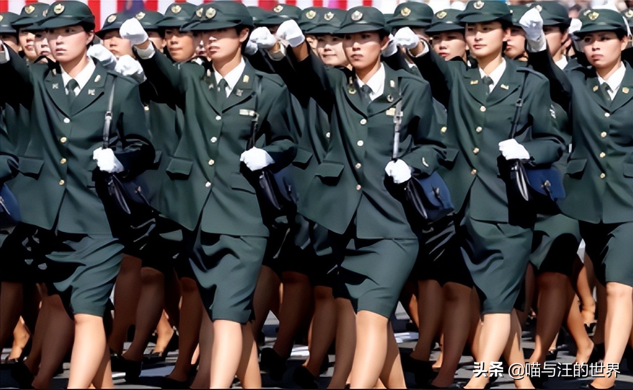日本阅兵女兵武器,日本阅兵女兵的背包装的是什么
