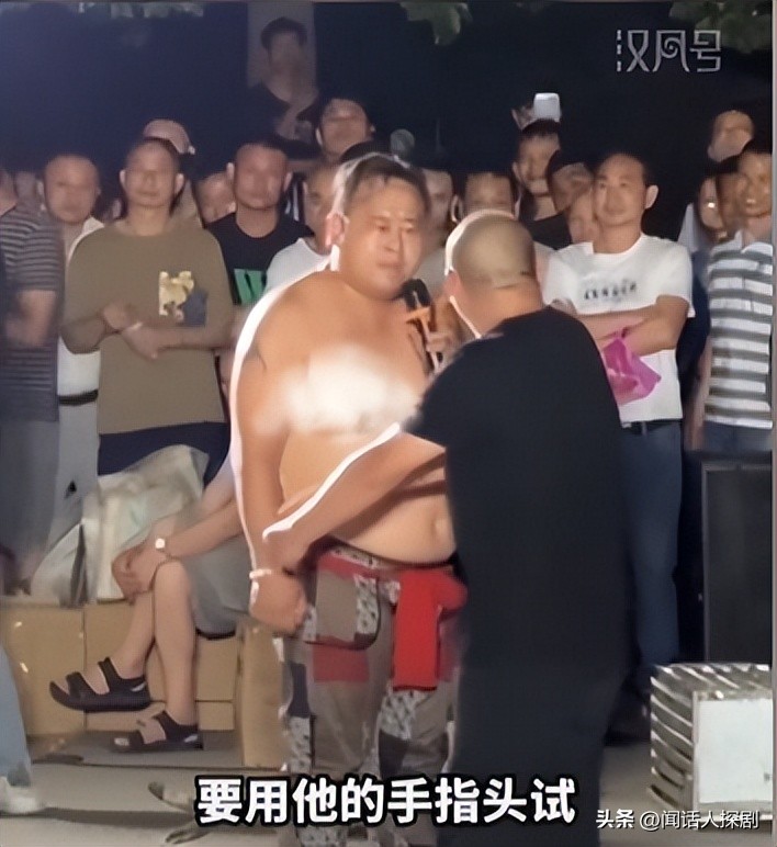 男子卖药用鸡演示被打假,一男子卖金疮药被打假