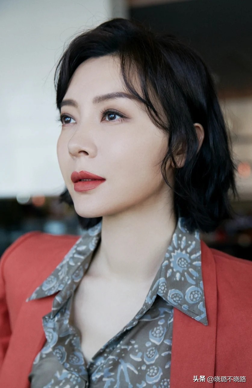 头发不要留黑长直也别留超短发,超短发不显老的烫发