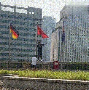 韩国酒店*绑捆**五星红旗，经理连说“对不起”，中国小伙果断出手