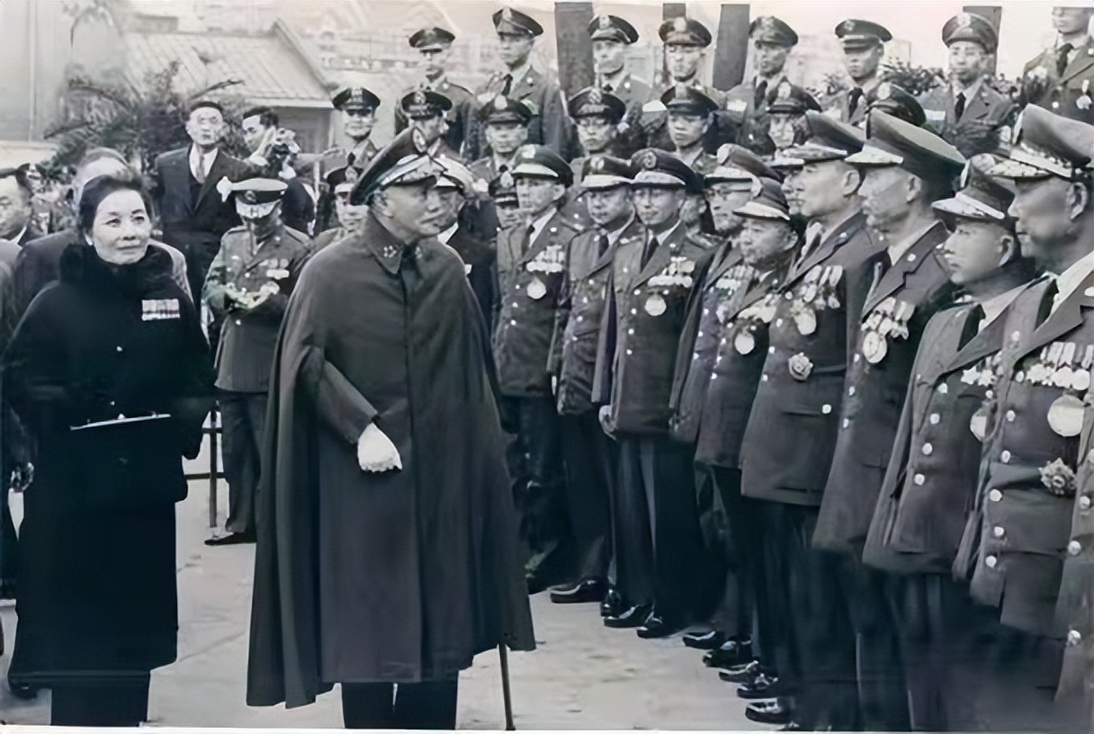 蒋介石一生中唯一一次到延安，看了毛*东泽**的窑洞，大呼后悔