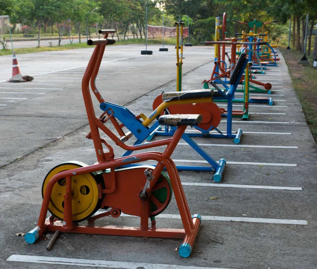 小区健身器械使用方法及锻炼部位,小区健身器材的正确方法与技巧