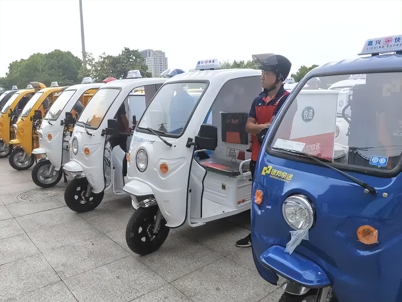 快递小哥的工资一般是多少,快递小哥平均一个月能挣多少钱