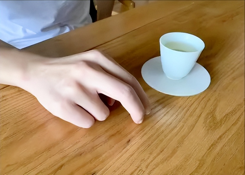 别人给倒酒应该怎样敲桌子,给别人倒酒然后敲桌子是什么意思