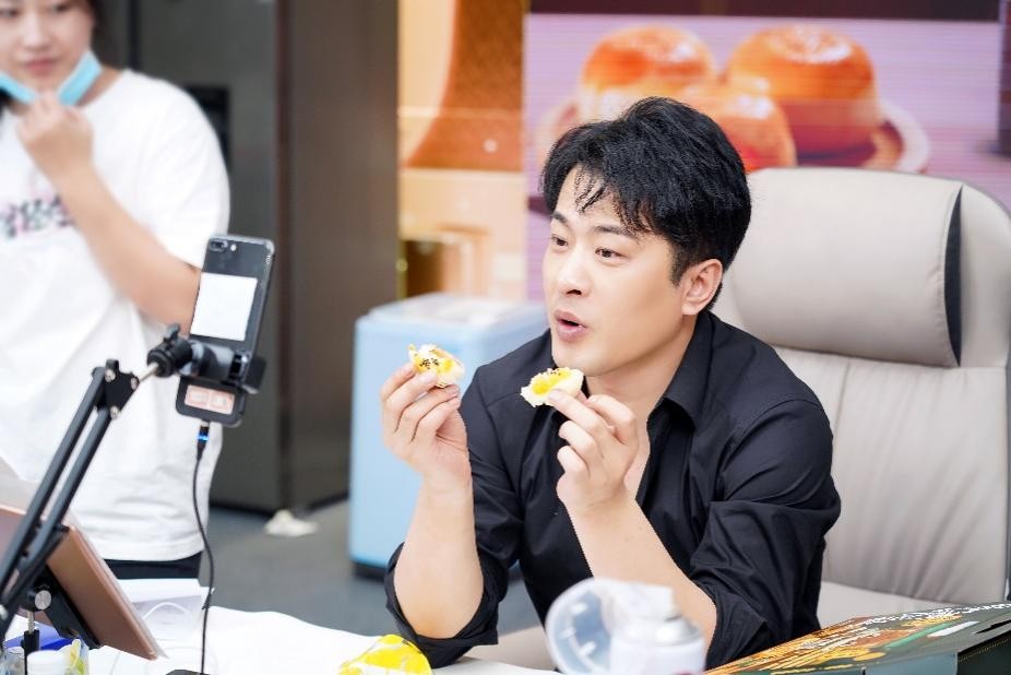 辛巴辛有志以直播助农推动农村经济发展,乡村“智囊”助农扶产