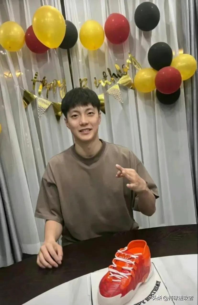 胡明轩25岁生日排面！广东男篮官方送祝福，在CBA挣扎中证明自己