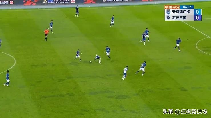 搞笑！中超又一啼笑皆非尴尬场景出现，如此不职业球迷看球难受