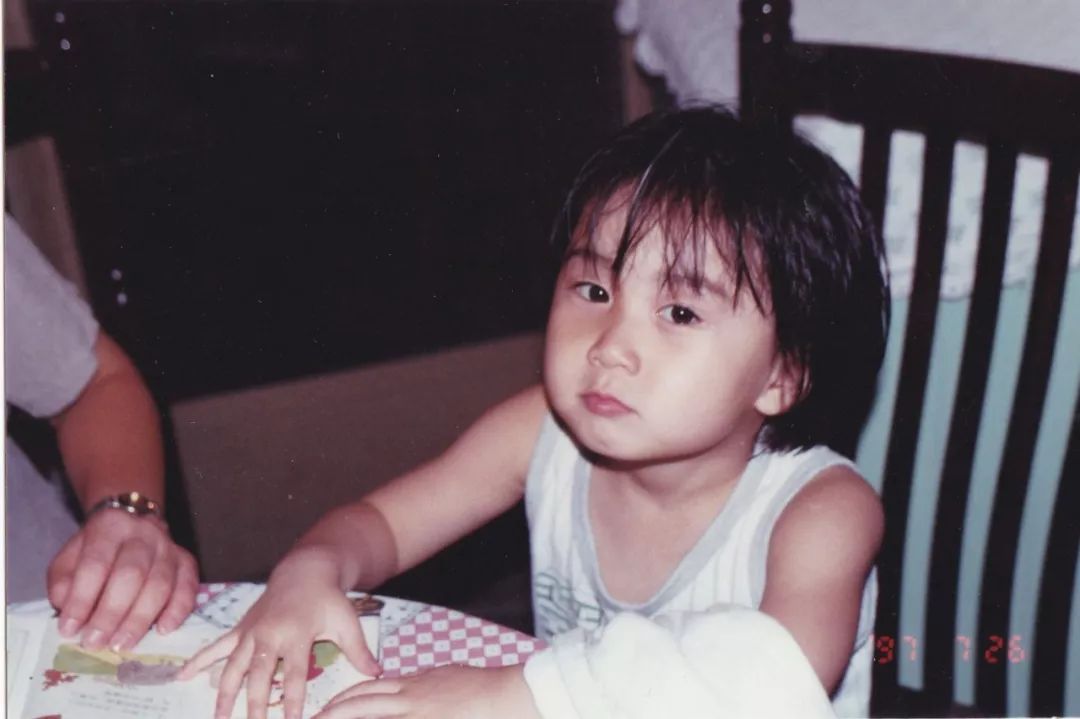 水均益29岁女儿当央视记者！精通4国语言，清华读研，颜值大逆袭