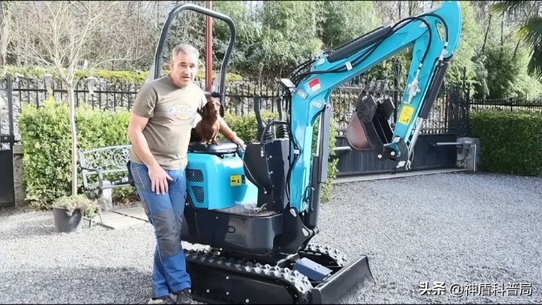 外国大爷买了一辆中国小型挖掘机,外国大爷购买中国迷你挖掘机