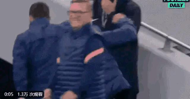 中国男足爆笑名场面亲吻,中国男足爆笑名场面握手