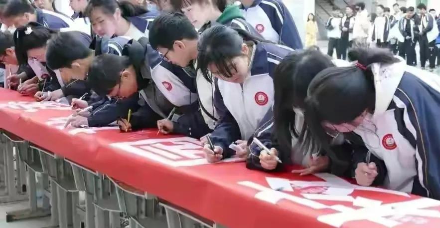 13岁女孩遭残忍施暴10小时,被扒光扔草地羞辱,家属收到被虐视频