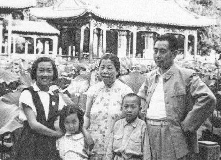 1952年*颖超邓**生病,周恩来去颐和园看望她,提醒卫士:一定要买票