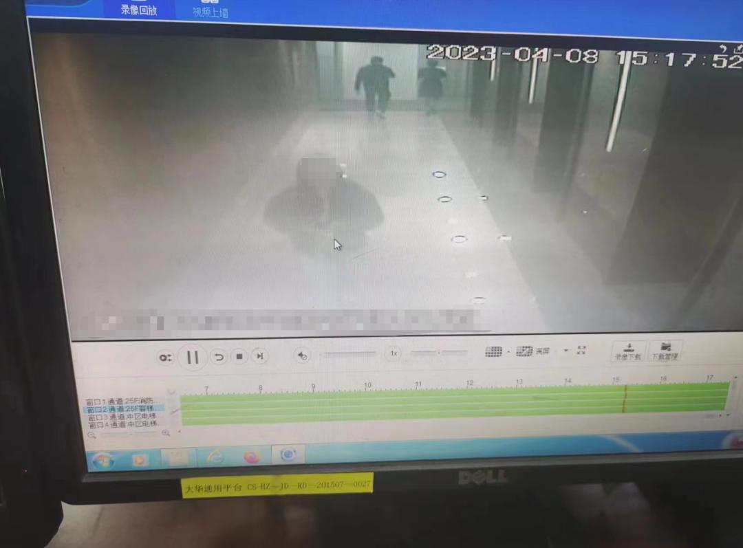 女白领私聊群突然挤进24个同事刷屏！句句戳心……