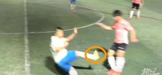 铲球被对方用脚踢走,足球铲球恶意踹腿