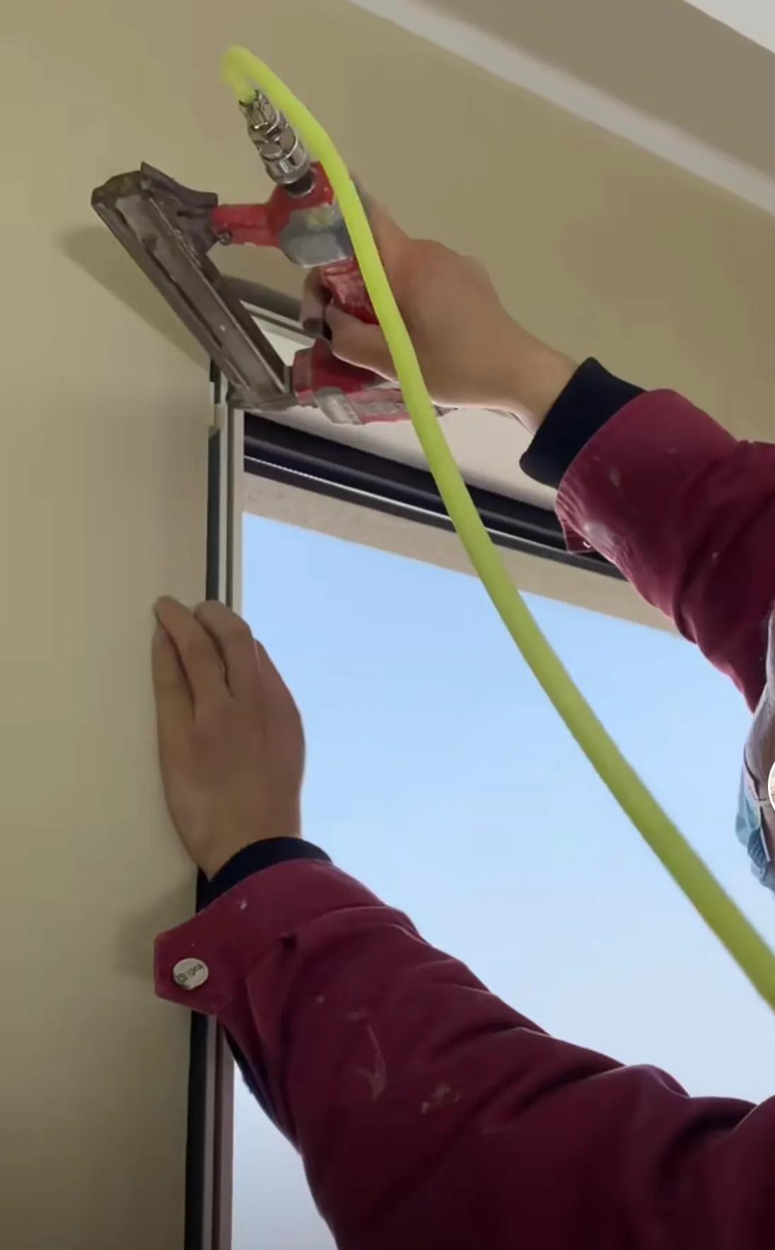 跑了10个工地现场,我终于明白了实木烤漆窗套和不锈钢窗套的区别