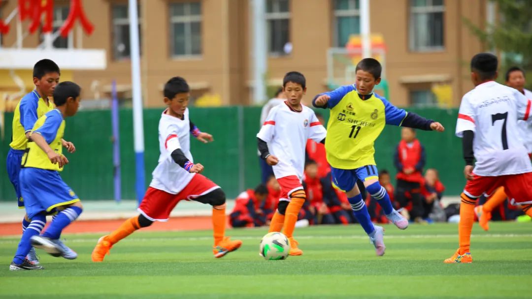 少年篮球赛场面,少年足球联赛视频