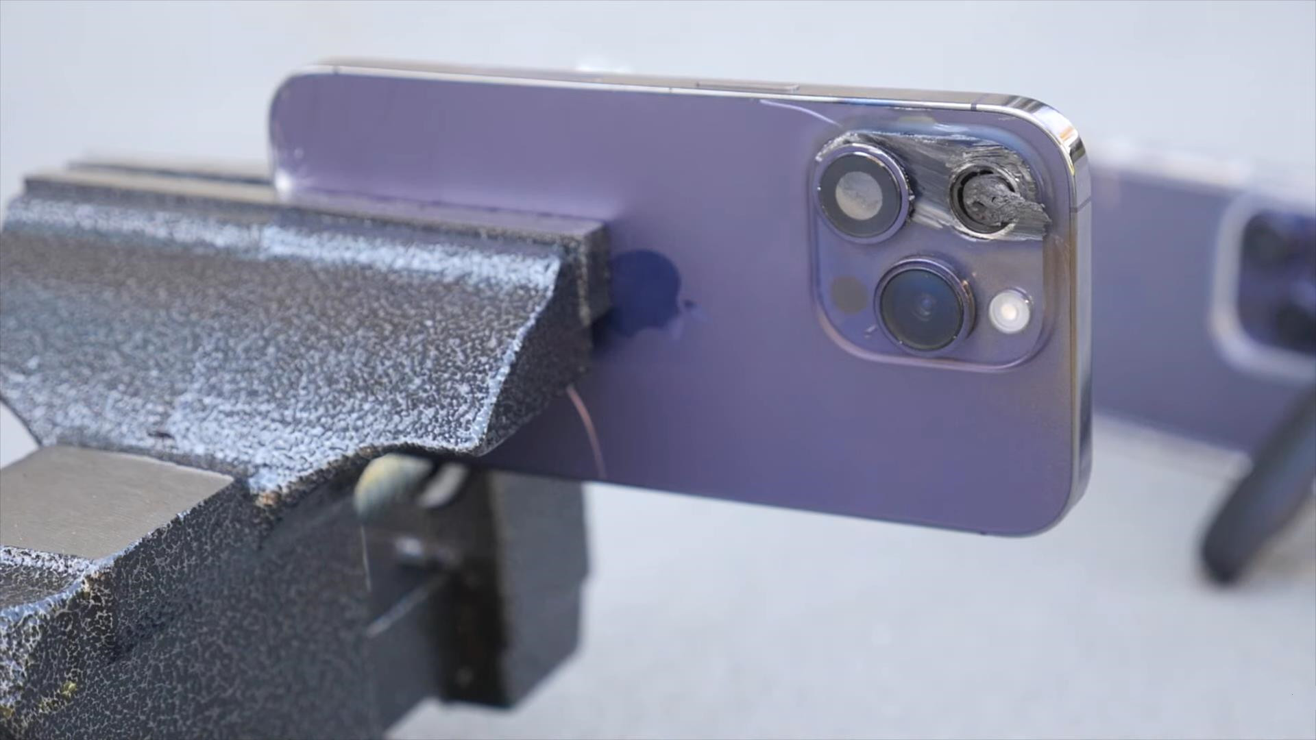 苹果14pro手机摄像头翻车普遍吗,iphone14pro摄像头玻璃有多强