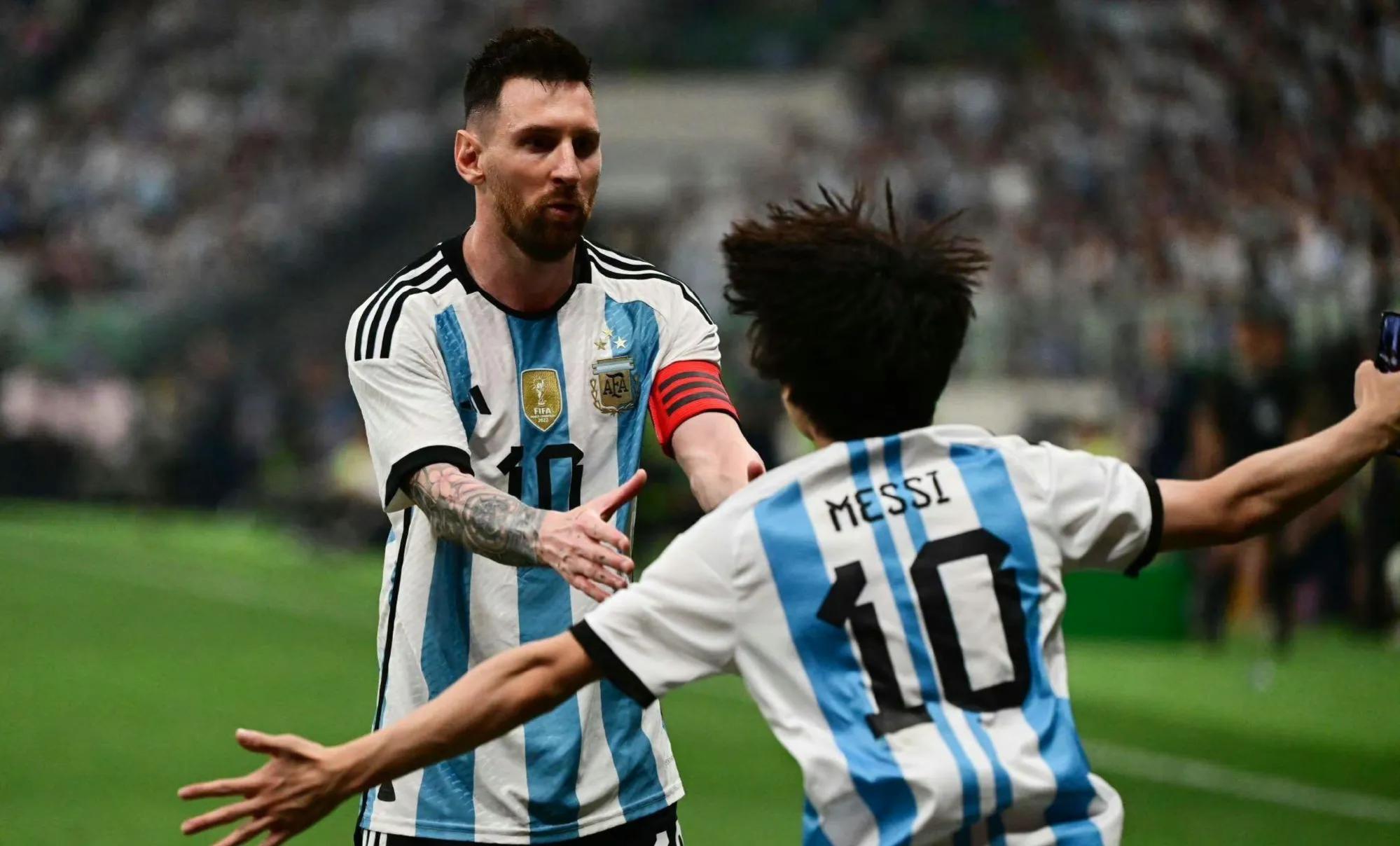 拥抱梅西的球迷发声,拥抱梅西全场观众齐喊