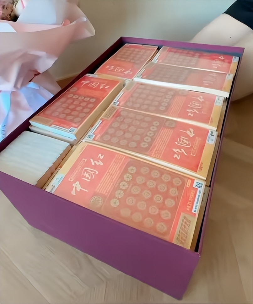 女子过生日收到刮刮卡,朋友过生日送刮刮卡