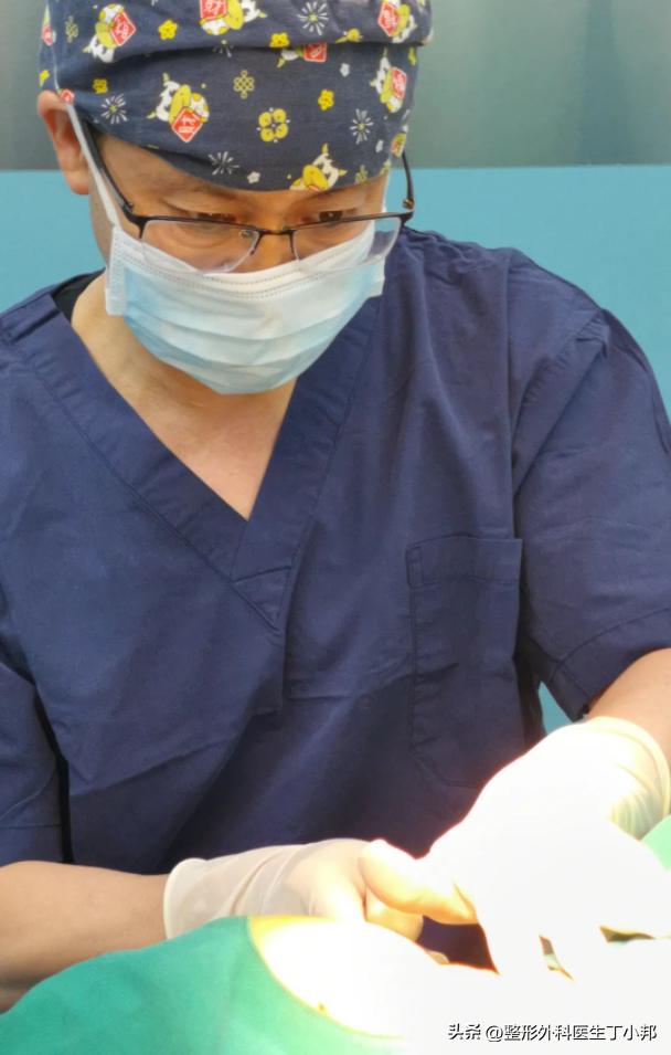 填充颈纹后变白色条怎么消除,颈纹玻尿酸填充