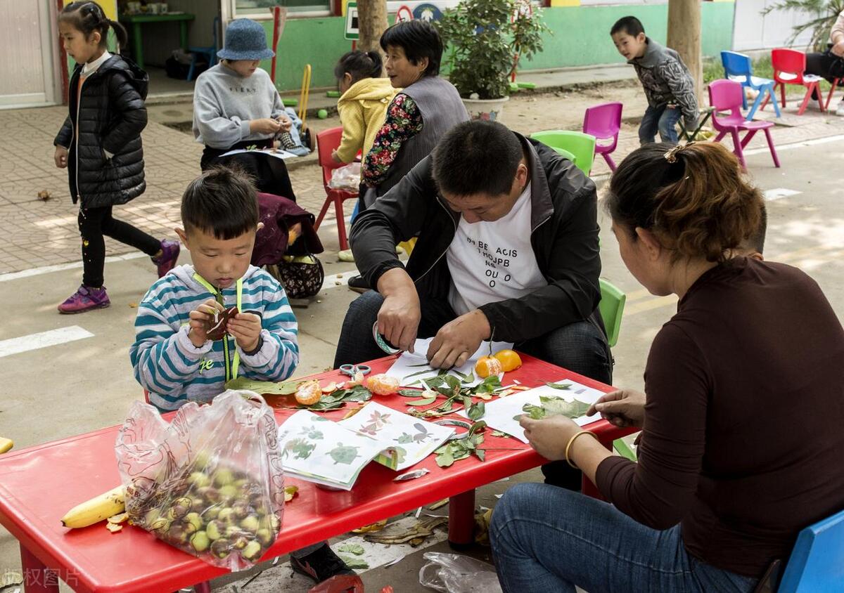 男孩摆摊1小时赚584元小品,8岁男孩摆摊1小时赚584元石家庄