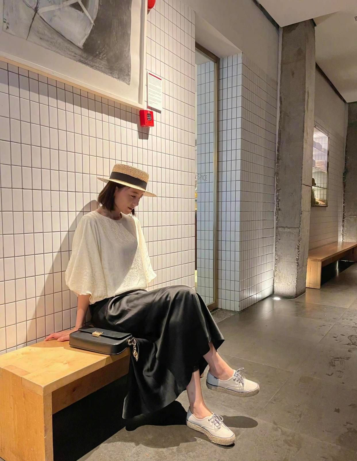 高圆圆晒照穿风衣清纯气质尽显,高圆圆穿搭简单气质优雅知性