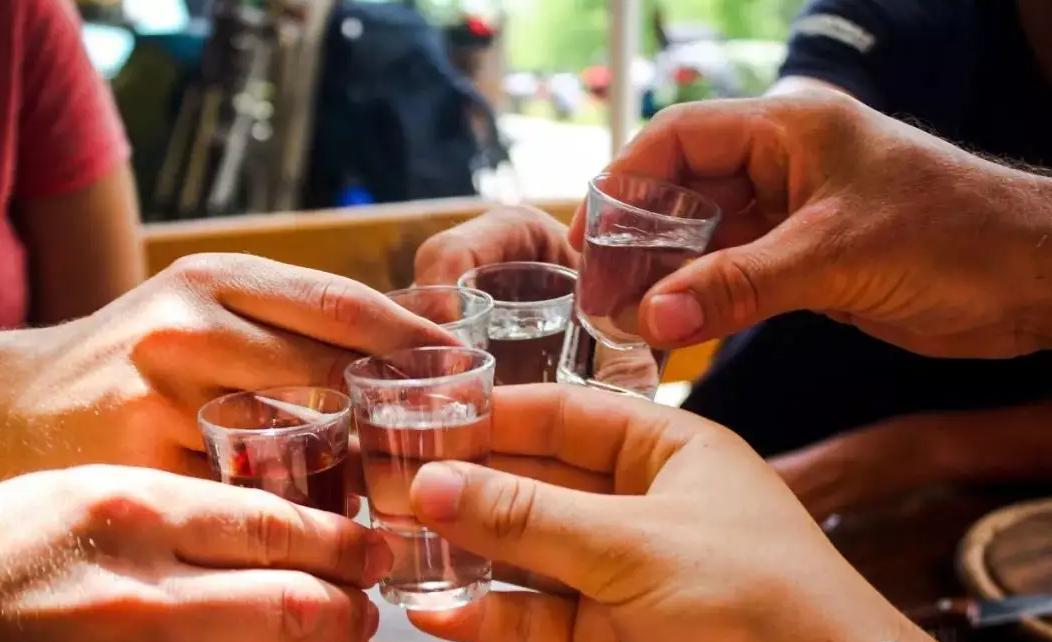 洋酒喝多了第二天难受应该怎么办,喝多了难受怎么缓解