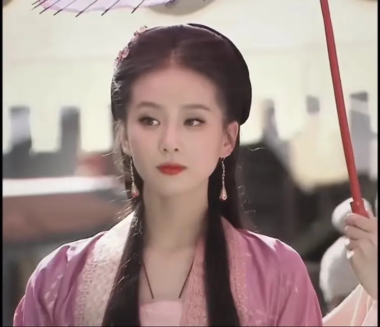 赵丽颖和白鹿同款发型,白鹿赵丽颖长月粉衣换脸造型对比