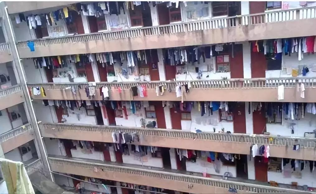 “寒酸”大学宿舍有多寒酸，上学犹如荒岛求生，学生哭了：想回家