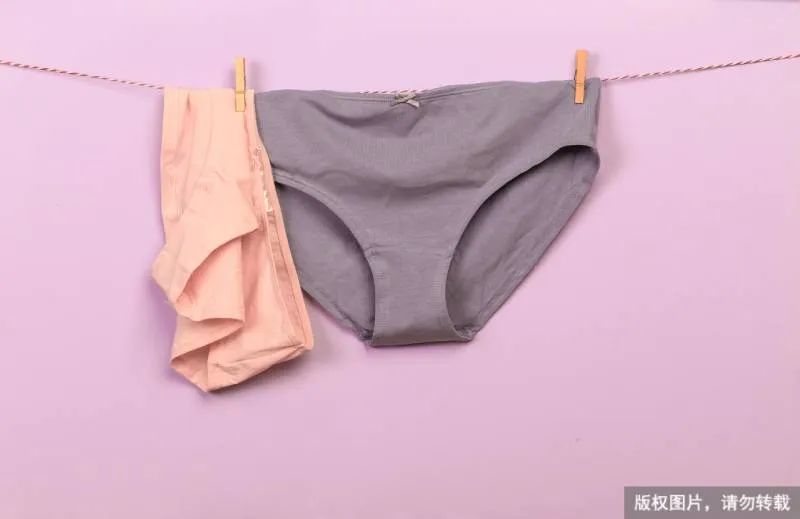 裤上有褐色分泌物是月经吗,内裤一直有黄分泌物怎么回事