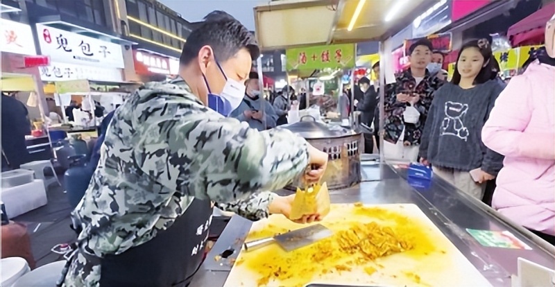 “00后”大学生毕业摆摊成网红用所学专业知识研发独门秘方