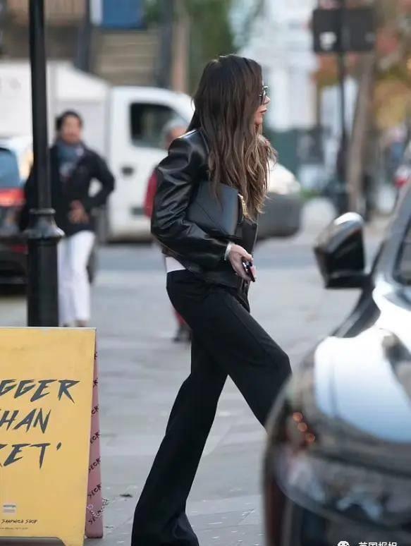 贝嫂狂晒48岁小贝半裸翘臀照，全球网友狂欢：谢嫂子带看男菩萨！