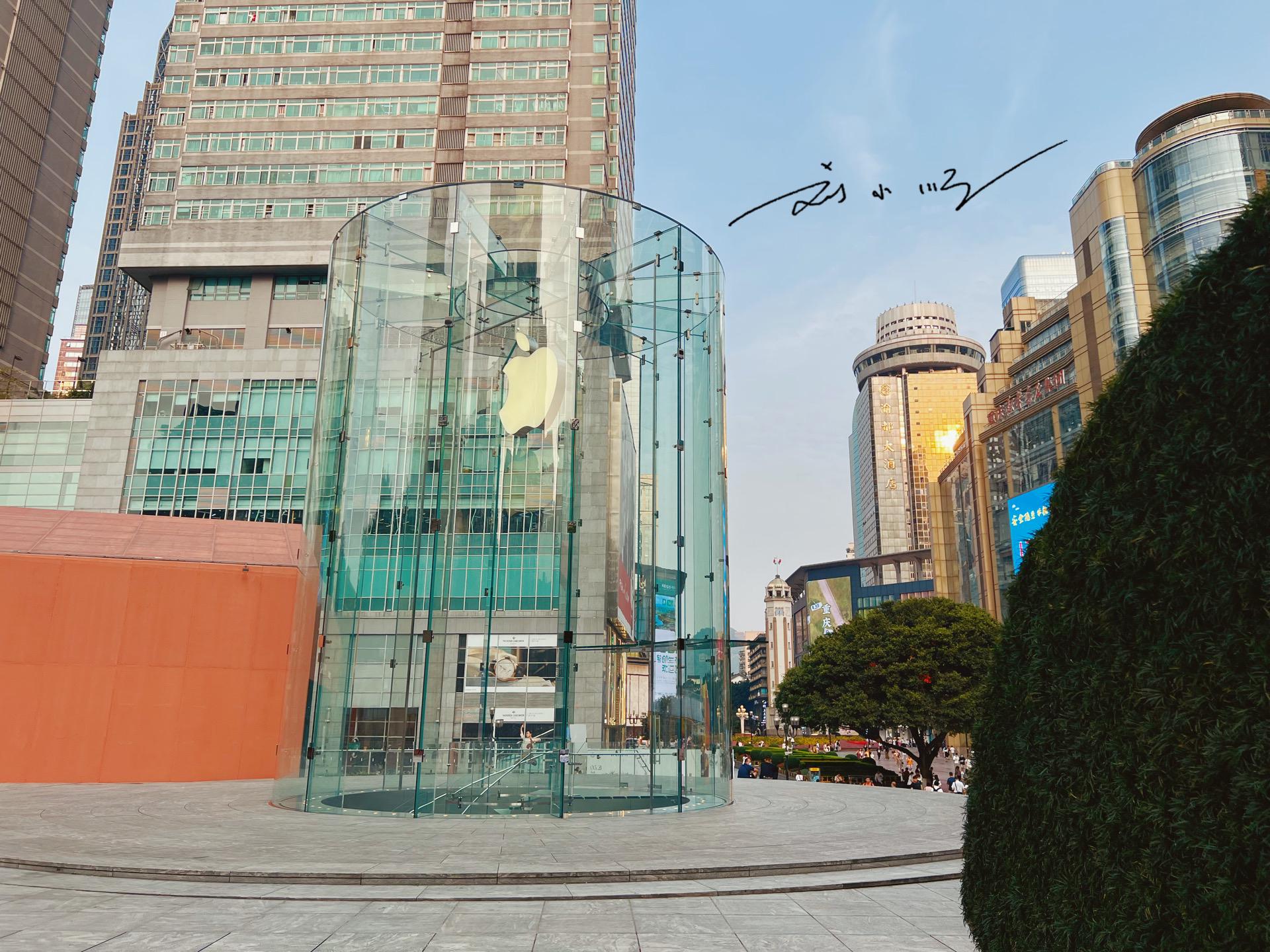 重庆有家“网红”苹果专卖店,玻璃入口吸引眼球,却被批评是模仿