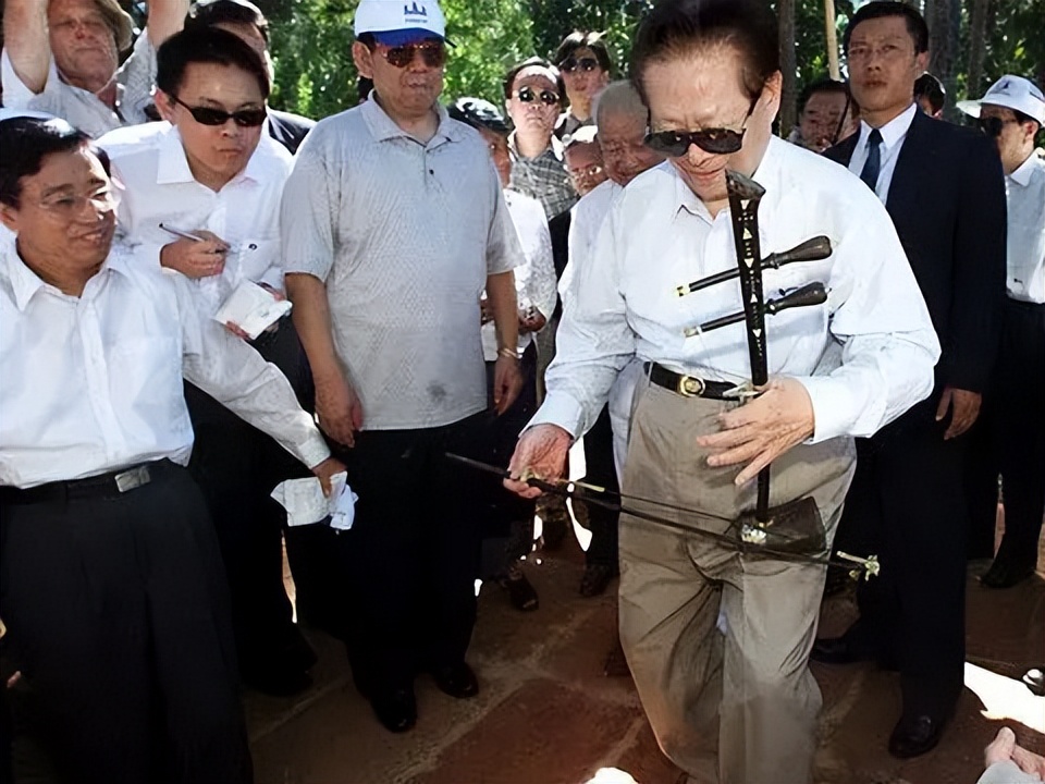 克林顿回忆录：我和江*民泽**呆在一起的时候越长，我就越喜欢他