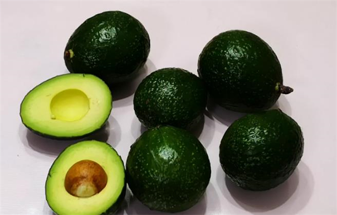 牛油果怎么挑选牛油果的最佳吃法,牛油果的最佳吃法怎么挑选牛油果