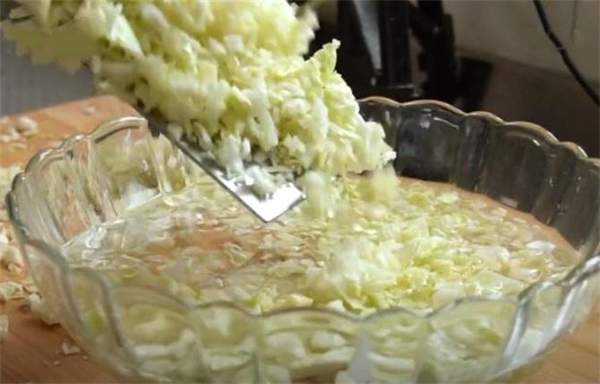 卷心菜和火腿肠咋样做,卷心菜鸡蛋火腿肠家常做法