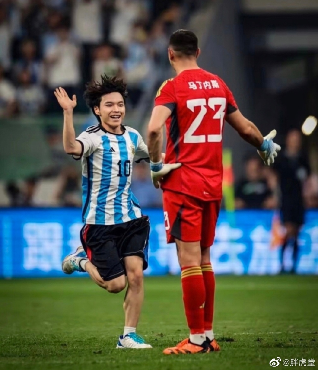 一位球迷冲进球场与梅西合影,梅西球迷冲进球场小伙抖音