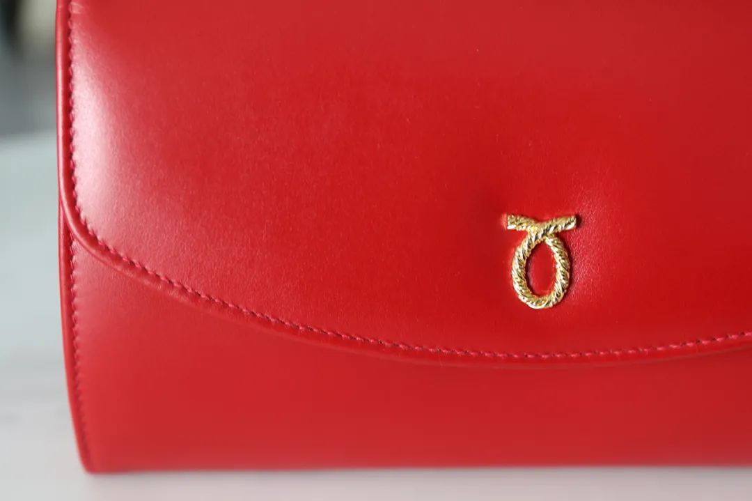 英国女王最喜欢的包包牌子,英国女王拿的包包价格