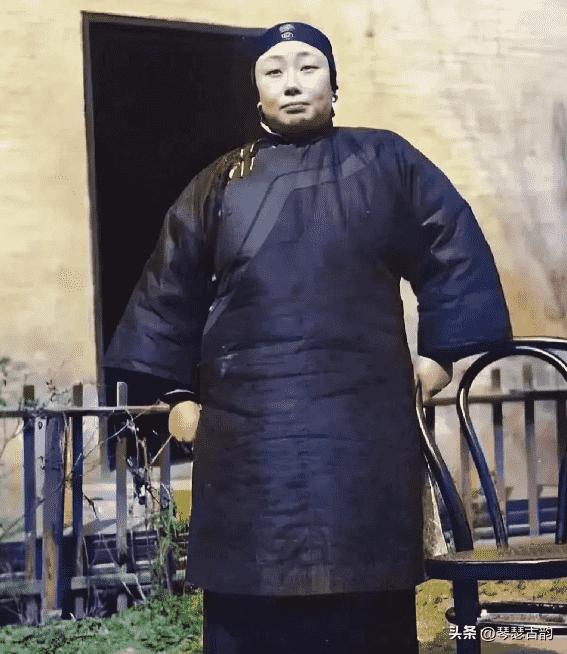 日军侵华老照片：女子自愿脱衣服让洋人拍摄，女孩拍下大尺度照片