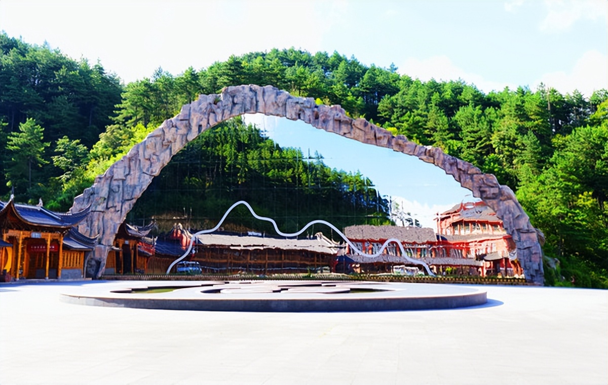 羊狮慕与张家界哪个好,江西明月山和羊狮慕哪个更值得去