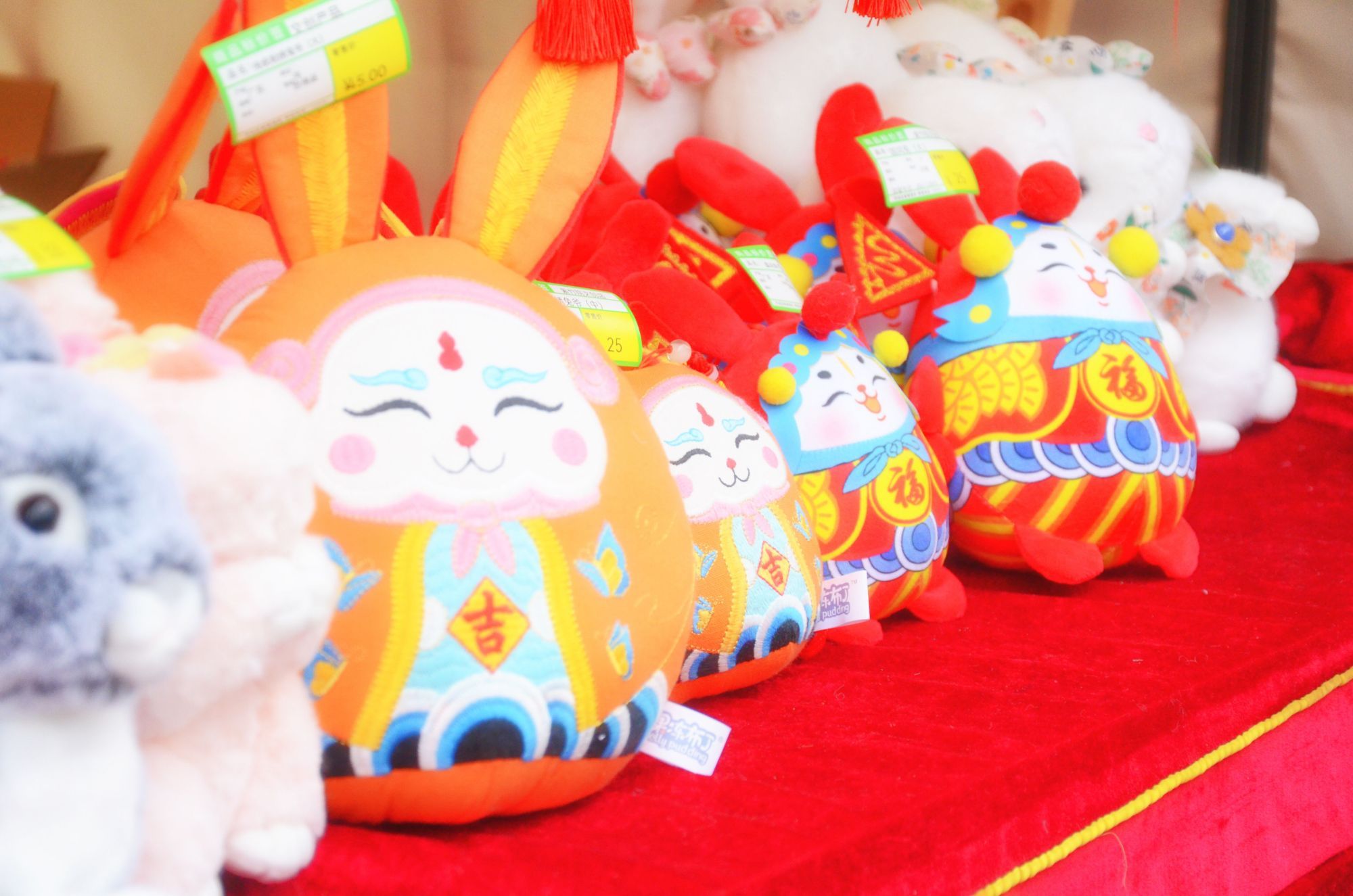 张灯结彩迎佳节火树银花闹新春,今天的公园处处张灯结彩人潮涌动