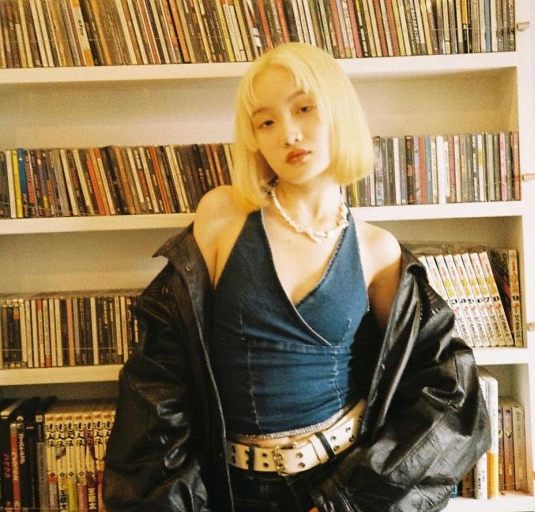 黄色短发男生,短发微潮色