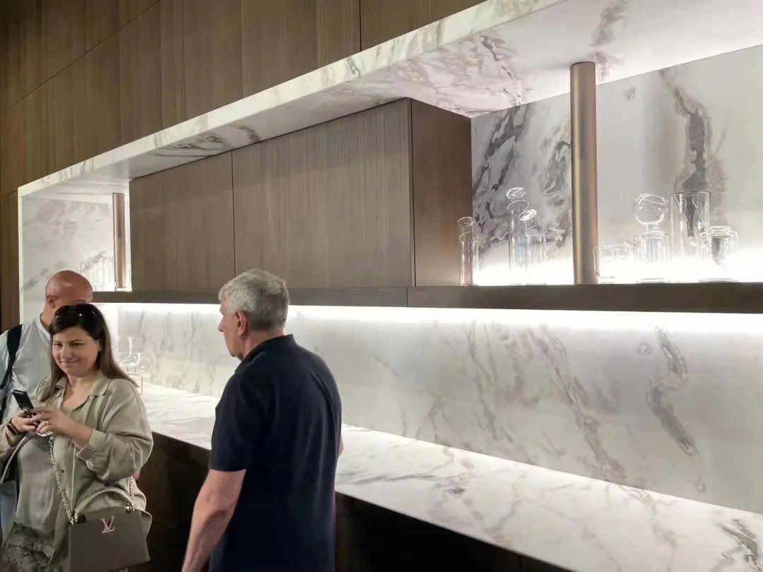 梅西同款芬迪白,梅西同款孔雀绿