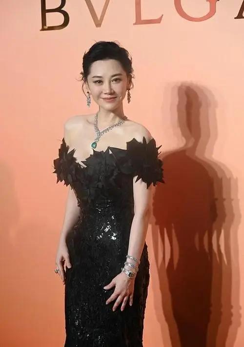 看烦了满屏的“纸片人”“排骨胸”，这几位有肉感的女星才是真美